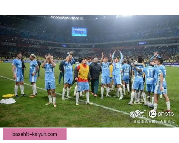 足球杯赛决赛临近，球队状态持续提升备受关注